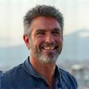 Davide, 51 anni, sorride serenamente dopo aver ritrovato la forma.