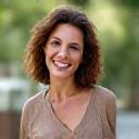 Francesca, 46 anni, sorride con energia rinnovata.